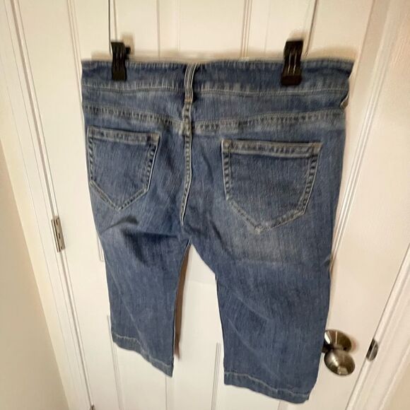 Tahari medium wash denim capris size 12 - Picture 2 of 5